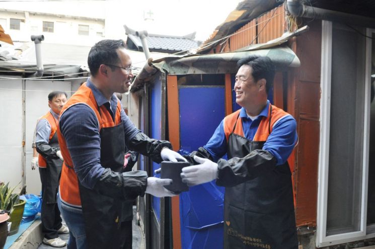 정지석 코스콤 사장(사진 오른쪽)과 박효일 노조위원장(사진 왼쪽)은 지난 22일 영등포구 당산동 일대에서 어려운 이웃을 위한 연탄 배달봉사활동을 진행했다.
