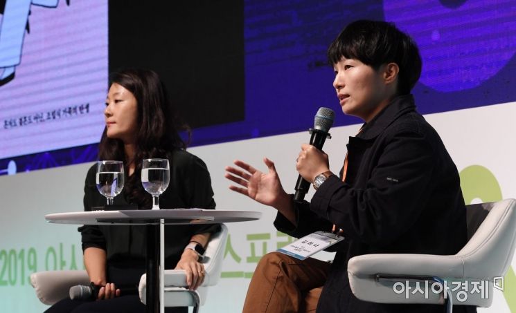 에세이 '여자 둘이 살고 있습니다'의 저자 김하나(오른쪽), 황선우 작가가 30일 서울 중구 롯데호텔에서 아시아경제 주최로 열린 '2019 아시아여성리더스포럼'에서 강연하고 있다./김현민 기자 kimhyun81@