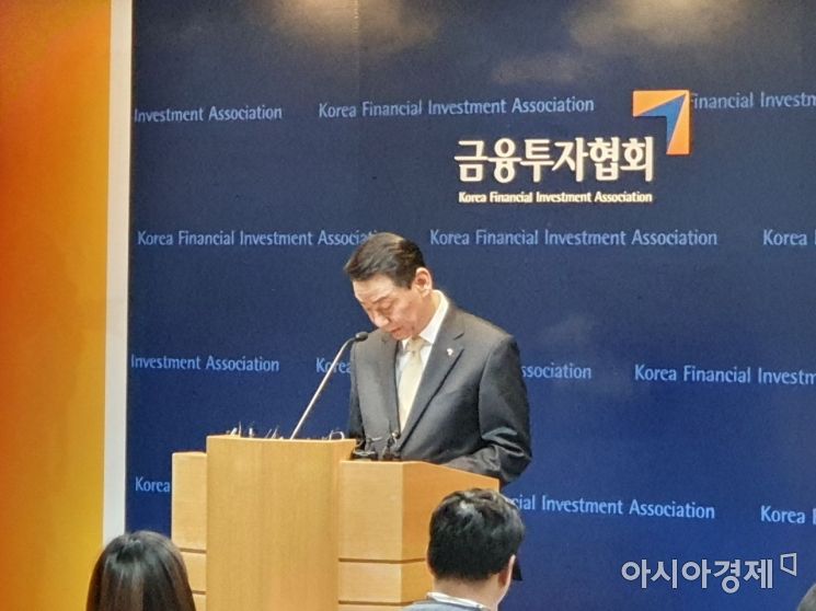 권용원 금융투자협회장이 30일 오후 3시 서울 영등포구 금투센터에서 기자회견을 열고 거취에 대한 입장을 발표하고 있다.