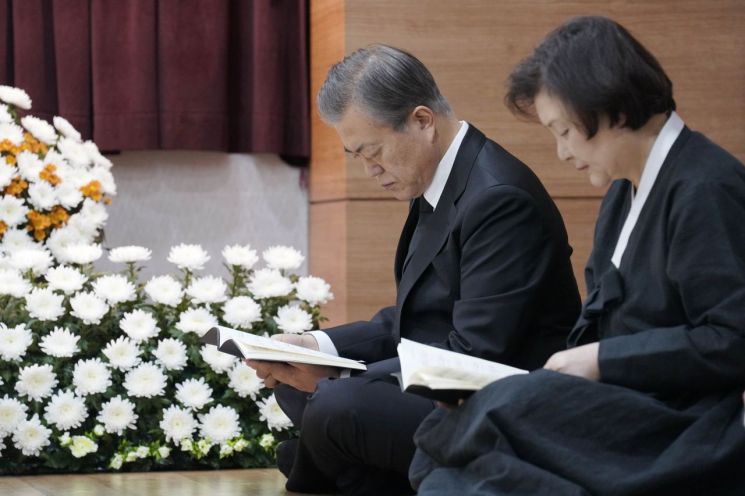 재인 대통령과 김정숙 여사가 30일 오전 부산 남천성당에 마련된 모친 고 강한옥 여사의 빈소에서 위령미사를 드리고 있다.
사진=청와대