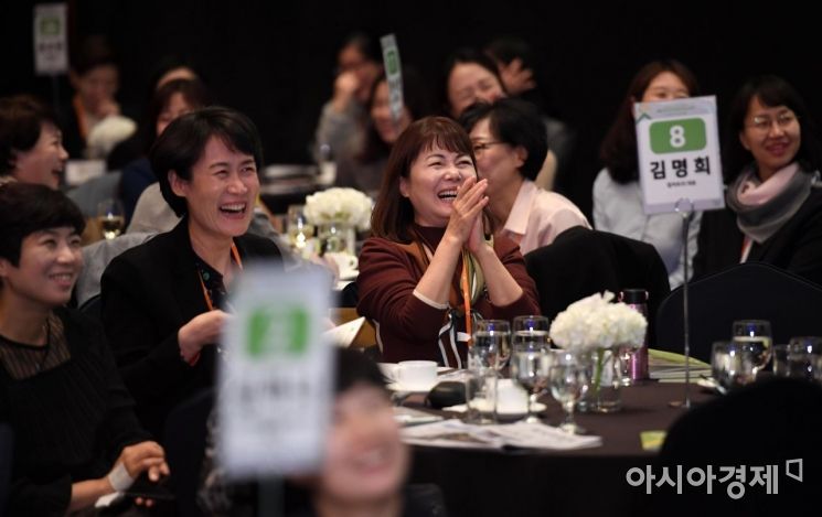 30일 서울 중구 롯데호텔에서 아시아경제 주최로 열린 '2019 아시아여성리더스포럼'에서 참가자들이 멘토들의 이야기를 들으며 즐거워하고 있다./김현민 기자 kimhyun81@