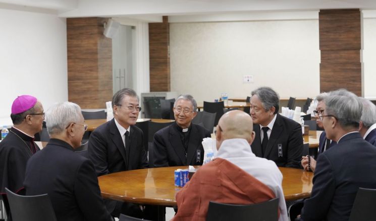 여느 장례식장과 다르지 않은…사진 속에 비친 문 대통령 모친 빈소 풍경