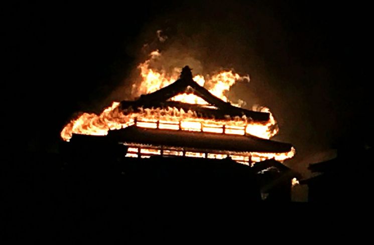 31일 새벽 원인 불명의 화재로 전소된 일본 오키나와 슈리성이 불타는 모습(사진=EPA연합뉴스)