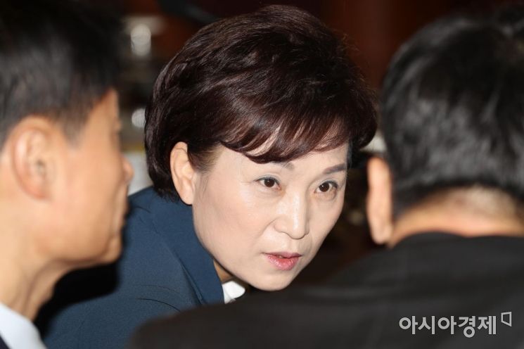 [포토]진지한 표정의 김현미 장관 