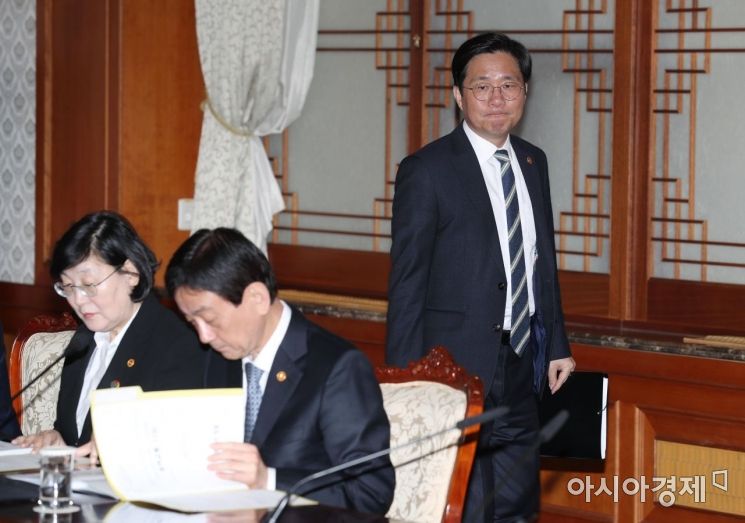 [포토]국정현안점검조정회의 참석하는 성윤모 장관 