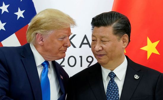 도널드 트럼프 미국 대통령(왼쪽)과 시진핑 중국 국가주석이 지난 6월 29일 일본 오사카에서 열린 주요 20개국(G20) 정상회의에서 양자회담을 위해 만나고 있다. [이미지출처=연합뉴스]