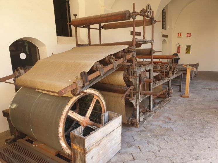 이탈리아 파브리아노 종이박물관에 있는 과거 제지기계. 파브리아노는 13세기 무렵 유입된 제지기술을 자체적으로 개선, 고유의 종이를 만들어 지금까지 기술을 유지하고 있다./파브리아노=최대열 기자