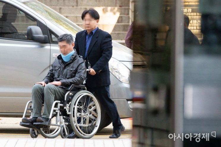 [포토]휠체어 타고 법원 출석한 조국 전 장관 동생
