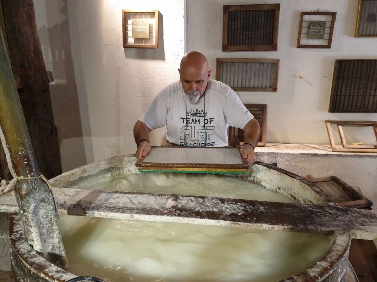 파브리아노 종이박물관의 프랑코 리브라리 장인이 전통방식으로 종이를 만들고 있다. 전반적인 과정은 한지와 비슷하나 원료나 방습처리제 등 일부는 다르다. / 파브리아노=최대열 기자