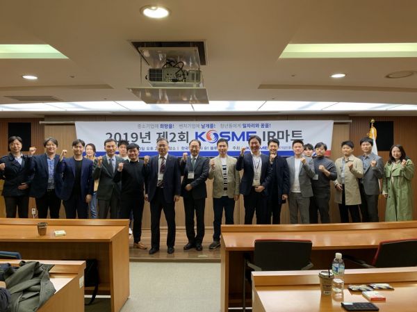 30일 서울 서초동 소재 한국벤처투자 세미나룸에서 열린 '2019년 하반기 투자유치 설명회' 참가자들이 기념촬영을 하고 있다.