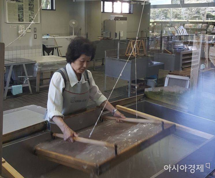 미노화지협동조합 소속 이치하라 토모코 장인이 일본 전통방식으로 화지 만드는 시범을 보이고 있다.