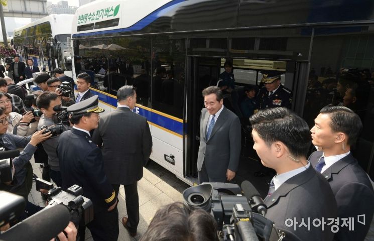 [포토]경찰 수소전기버스 하차하는 이낙연 총리 