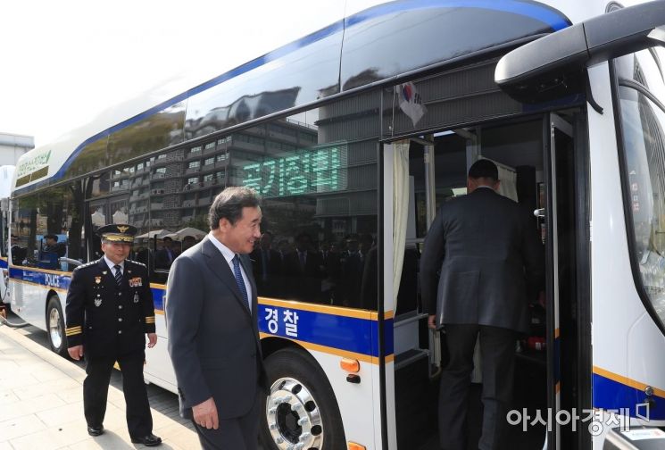 [포토]경찰 수소전기버스 시승하는 이낙연 총리 