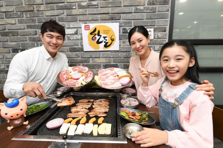돌아온 '990원 삼겹살' 뒤에는…반값으로 떨어진 돼지농가의 눈물(종합)