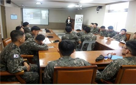 육군 31사단 장병들이 컨설턴트에게 나아갈 방향에 대한 교육을 받고 있다. (사진제공=전남도)