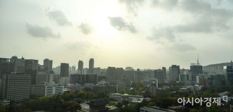 미세먼지 농도가 나쁨 수준까지 올라간 31일 서울 도심이 미세먼지에 싸여 있다./강진형 기자aymsdream@