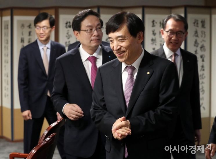 [포토]미소 보이는 이주열 한국은행 총재 