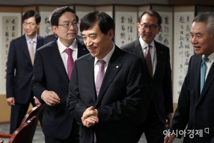 [포토]두 손 모은 이주열 총재 