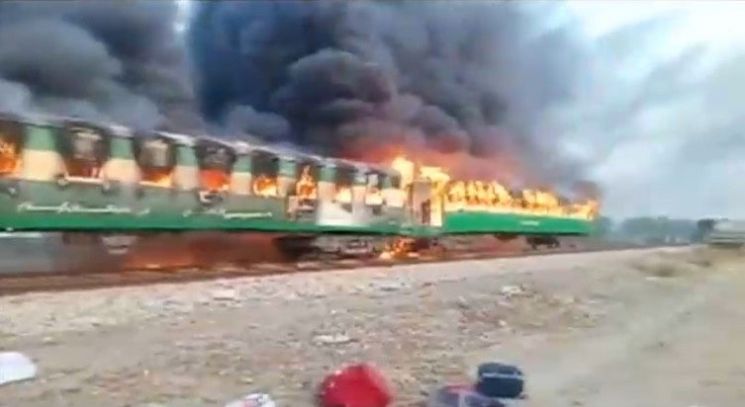 [포토] 파키스탄 달리던 열차서 가스통 폭발…73명 이상 사망