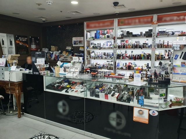 손님이 발길을 뚝 끊으면서 한산해진 명동의 한 전자담배 매장.