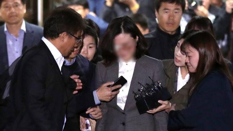 조국 전 법무부 장관의 부인 정경심 동양대 교수가 지난달 23일 오전 서울 서초구 서울중앙지법에서 열린 영장실질심사에 출석하기 위해 법정으로 향하고 있다. [이미지출처=연합뉴스]