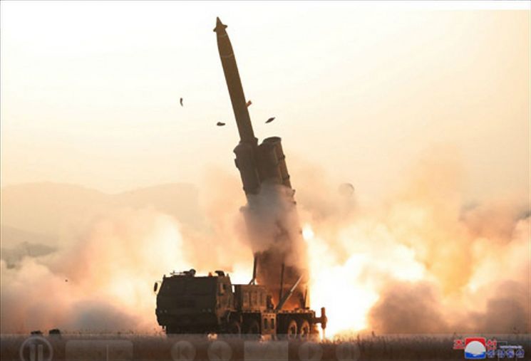 북한이 지난달 31일 초대형 방사포 시험사격을 성공적으로 진행했다고 조선중앙통신이 1일 보도했다. 중앙통신이 홈페이지에 공개한 시험사격 사진.