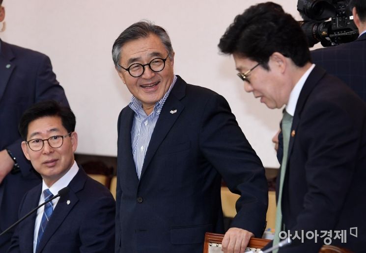 [포토] 환경부 장관과 대화하는 문길주 민간위원장