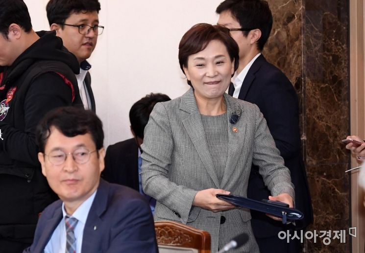 [포토] 미세먼지특위 참석하는 김현미 장관