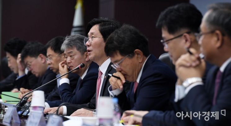 [포토] 심각한 분위기 속 성윤모 장관 모두발언