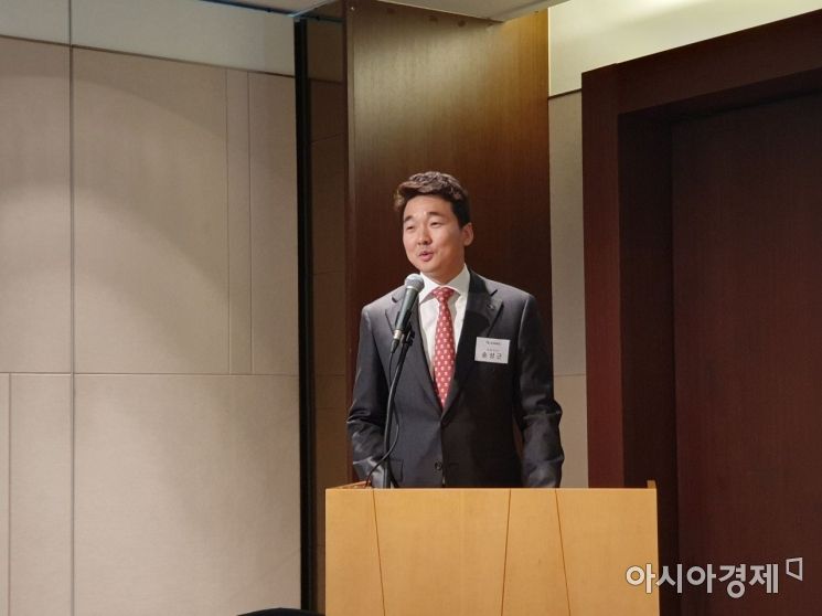 송성근 아이엘사이언스 대표가 1일 서울 영등포구 여의도 한화금융센터에서 열린 기자간담회에서 회사에 대해 설명하고 있다.