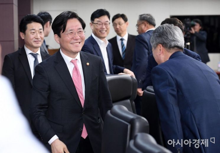 [포토] 수출상황 점검회의 참석하는 성윤모 장관