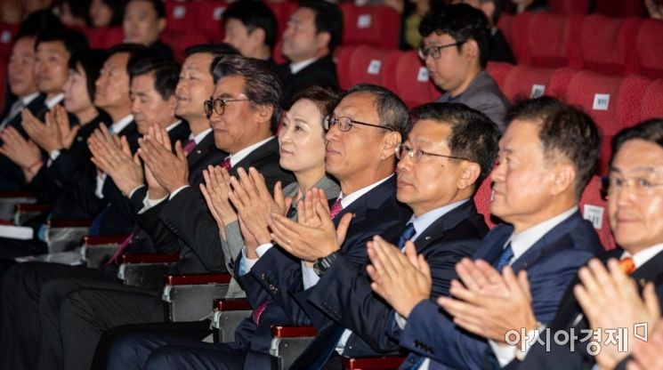 [포토]박수치는 김현미 장관