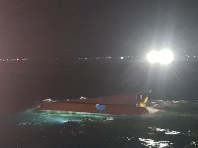 2일 오전 경주 감포 앞바다에서 전복된 어선 / 사진=포항해양경찰서