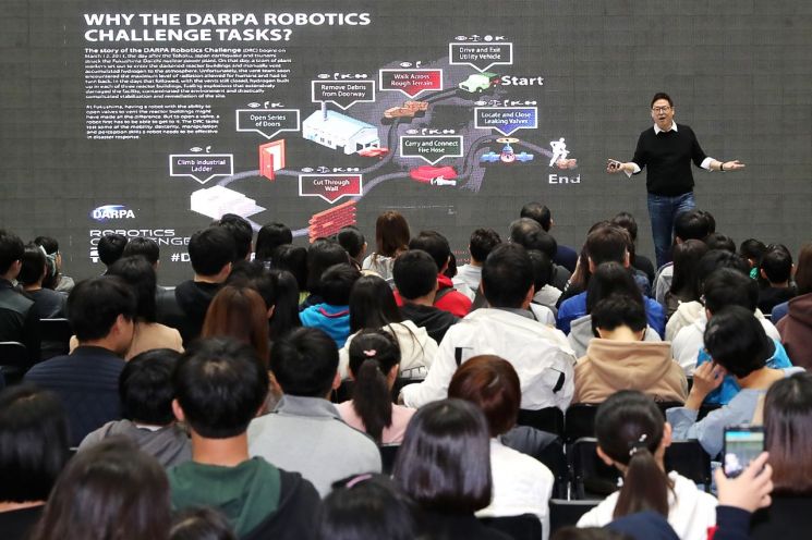 로봇다빈치로 유명한 미국 로봇공학자 데니스 홍 UCLA교수가 ‘4차산업혁명, 상상을 현실로 만들다’를 주제로 특별강연을 진행하고 있다.
