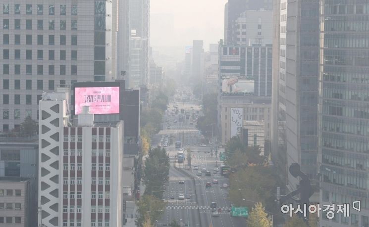 서쪽 지방을 중심으로 미세먼지 농도가 '나쁨' 수준을 보인 3일 서울시교육청에서 바라본 도심이 뿌옇다. /문호남 기자 munonam@