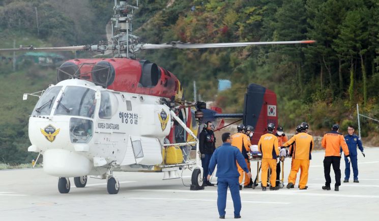 해경 "추락헬기 탑승자 시신 2구 수습…1구는 소방관 추정"