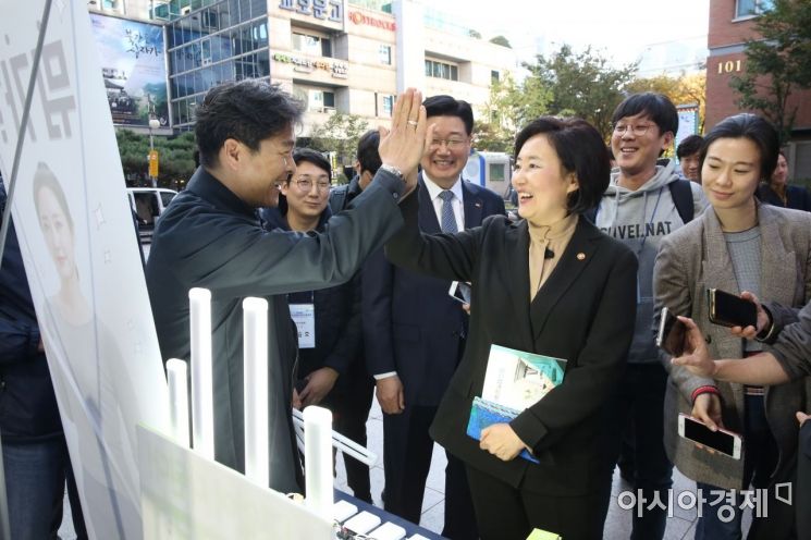 시음하고 하이파이브하며 응원…'브랜드 K' 띄우는 박영선 장관