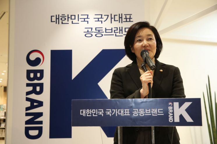 시음하고 하이파이브하며 응원…'브랜드 K' 띄우는 박영선 장관