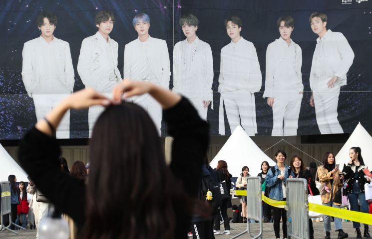 지난달 26일 서울 잠실종합운동장에서 열린 방탄소년단(BTS) 콘서트를 찾은 팬들이 기념 촬영을 하고 있다.[이미지출처=연합뉴스]