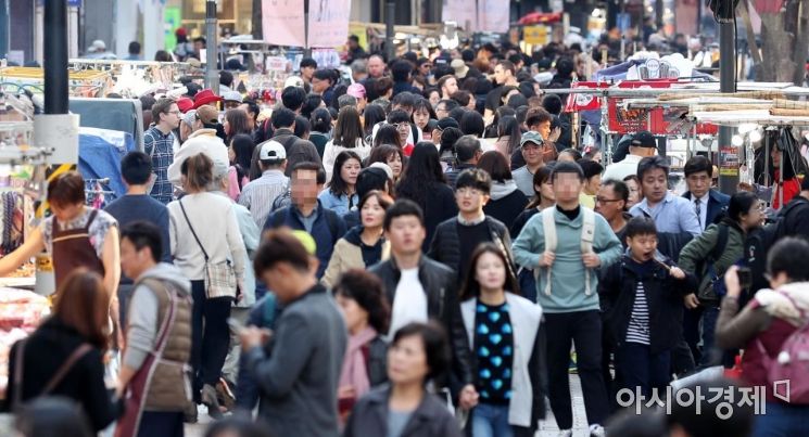 지난해 11월3일 코리아세일페스타 첫 주말 서울 명동 거리 모습. 올해는 비대면으로 진행된다. /문호남 기자 munonam@