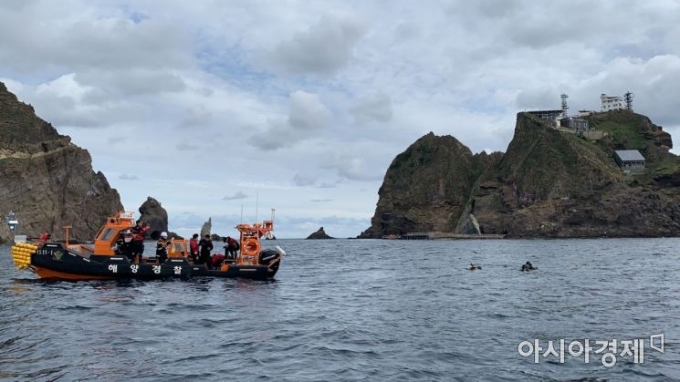 해경 중앙해양특수구조단이 소방헬기가 추락한 독도 해역에서 수중 수색을 하고 있다. [사진=동해해경청]