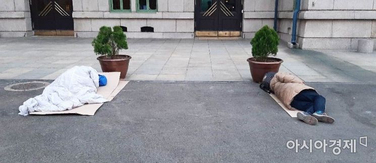 "차라리 길거리가 편해요" 시설 외면하는 거리 노숙인들 [그것을 아시나요]