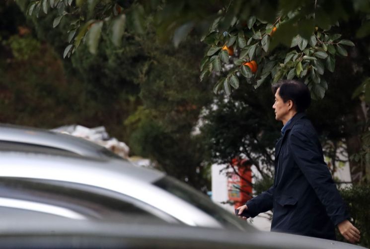 조국 전 법무부 장관이 28일 서울 서초구 방배동 자택에서 외출하고 있다. [이미지출처=연합뉴스]