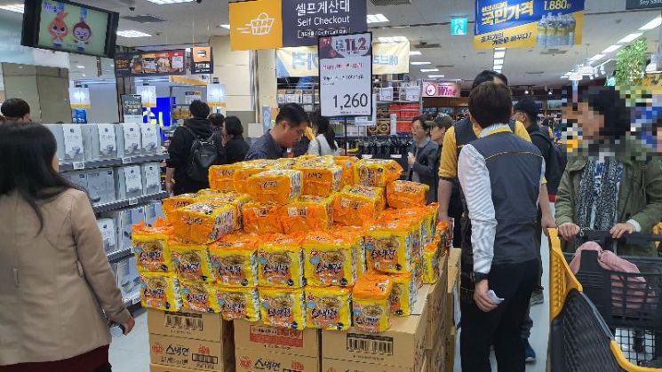 2일 오후 이마트 영등포 타임스퀘어점 라면 매대의 모습. 라면 한개보다 싼 한팩의 가격에 고객들은 발걸음을 멈추고 물건을 담기에 여념이 없었다.  사진=성기호 기자 kihoyeyo@
