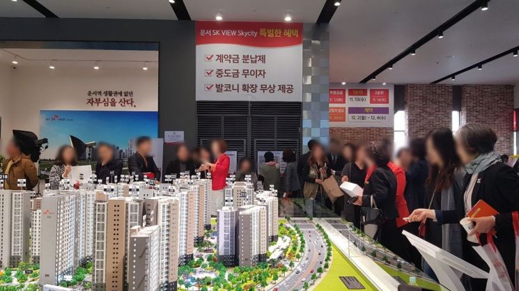 ▲ 지난 2일 인천 중구 '운서 SK뷰 스카이시티' 견본주택을 찾은 관람객들이 모형도를 살펴보고 있다. (제공=SK건설)