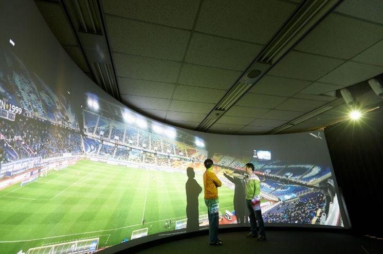 유럽 축구 경기, 이제 '초실감 영상'으로 즐긴다