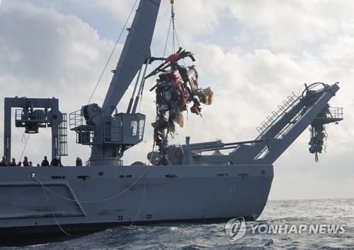 독도 해역에서 추락한 소방헬기가 3일 해군 청해진함에 의해 인양되고 있다. [사진=연합뉴스]