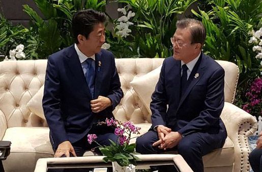 문재인 대통령과 아베 신조 일본 총리가 4일 오전(현지시간) 방콕 임팩트포럼에서 아세안+3 정상회의 전 환담을 하고 있다. [이미지출처=연합뉴스]