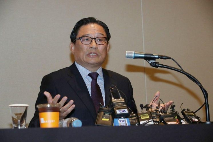 박찬주 예비역 육군대장이 63빌딩에서 기자회견을 열고 이른바 ‘공관 갑질 사건’에 대해 해명하고 있다. 연합뉴스