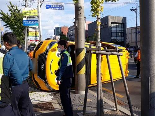 태권도장 승합차 전도.사진=연합뉴스·대구소방안전본부 제공